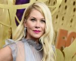 Christina Applegate rivela le conseguenze della sclerosi multipla: 'Passo quasi tutto il mio tempo a letto'