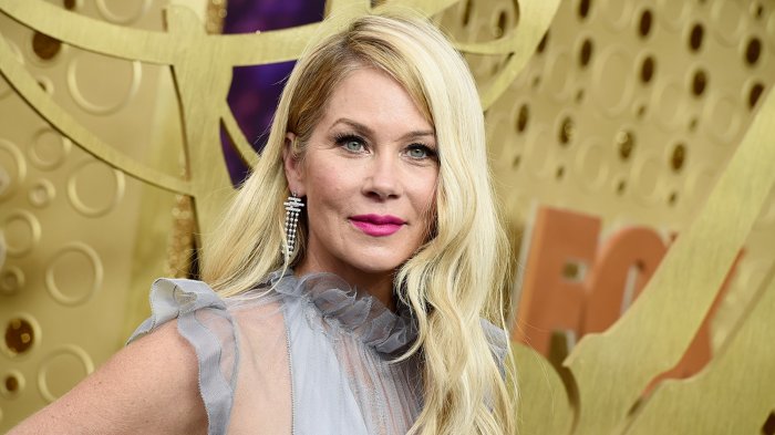 Christina Applegate rivela le conseguenze della sclerosi multipla: 'Passo quasi tutto il mio tempo a letto'