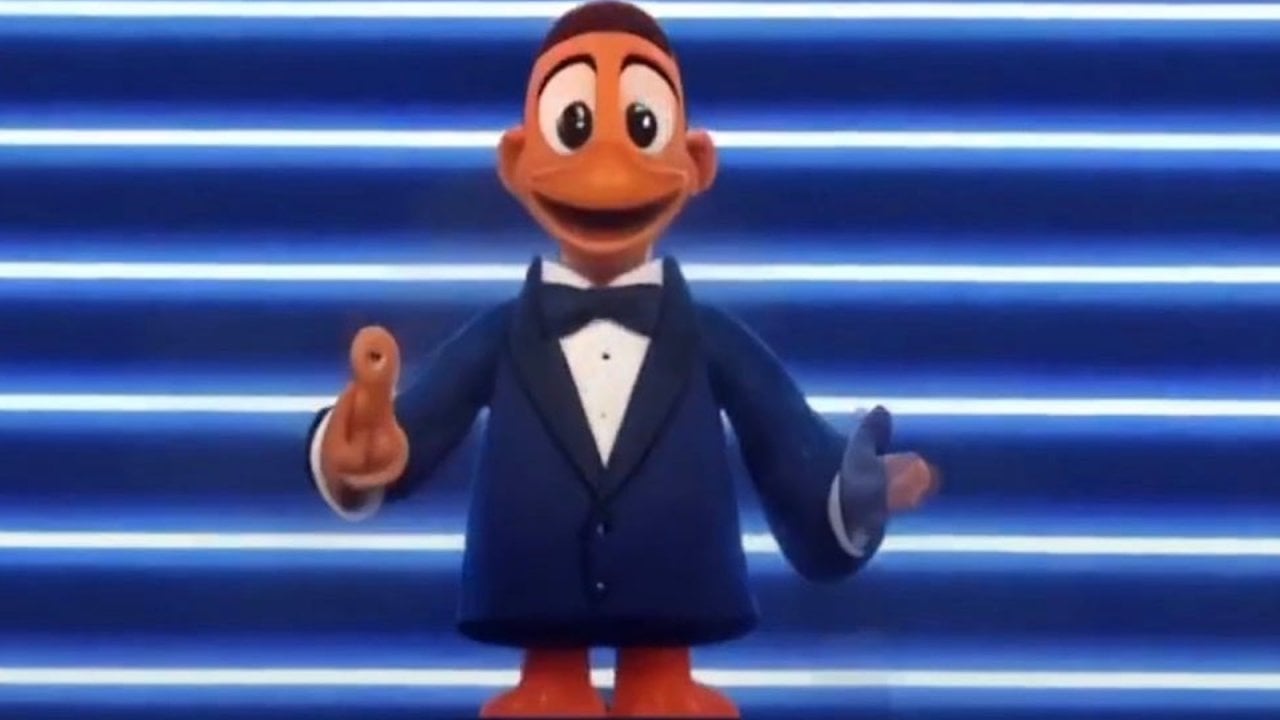 Carlo Conti in versione papera durante Sanremo 2026