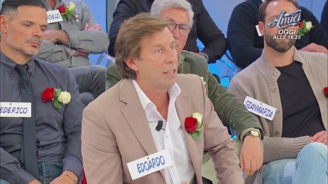 Uomini e Donne: Edoardo chiede a Paola di uscire e scoppia il finimondo