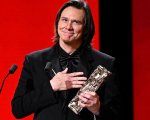 Jim Carrey si commuove per il César alla carriera: 'Scusate il mio francese, sto imparando'