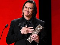 Jim Carrey si commuove per il César alla carriera: 'Scusate il mio francese, sto imparando'