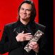 Jim Carrey si commuove per il César alla carriera: 'Scusate il mio francese, sto imparando'