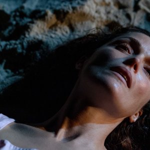 Se solo potessi ti prenderei a calci: Rose Byrne in un primo piano sulla spiaggia