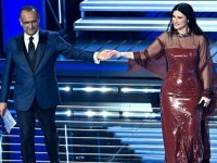 Sanremo 2026, la scaletta completa della finale: orari, ospiti, l'annuncio di Carlo Conti