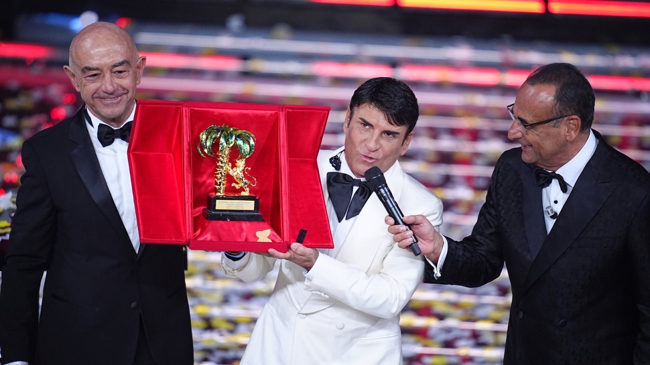 Sal Da Vinci riceve il Leone d'Oro come 76° vincitore di Sanremo
