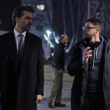 Luca Argentero col regista Fabio Paladini sul set di Avvocato Ligas