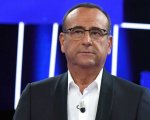 Sanremo 2026 Carlo Conti replica alle accuse di sessismo dopo la battuta sui jeans