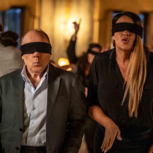 Scuola di seduzione: Carlo Verdone e Karla Sofia Gascon sono bendati