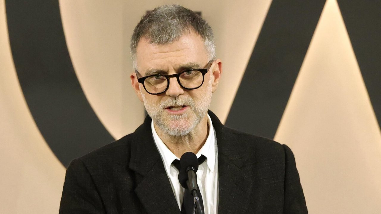 Paul Thomas Anderson tiene in mano il premio dei PGA Awards 2026