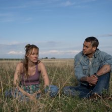 Reminders of Him - La parte migliore di te: Maika Monroe, Tyriq Withers in un prato