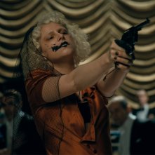 La Sposa!: Jessie Buckley armata di pistola