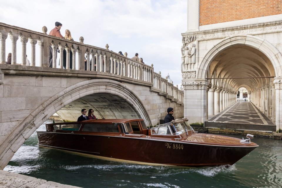 The Beauty Evan Peters Rebecca Hall Sequenza Venezia Serie Tv Disney Plus