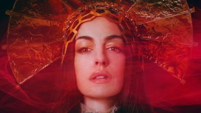 Anne Hathaway punta al Grammy con 'Burial', brano scritto per il film Mother Mary?