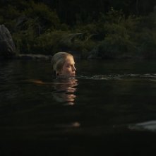 Apex: Charlize Theron si nasconde nel fiume