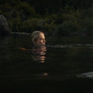 Apex: Charlize Theron si nasconde nel fiume