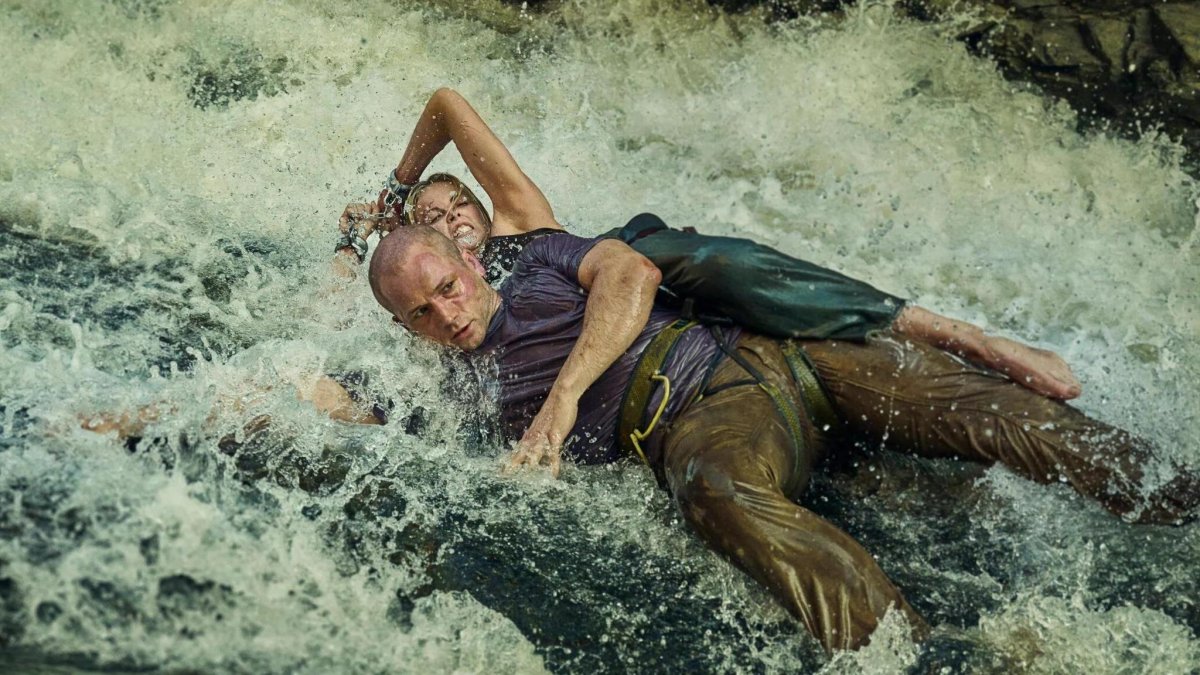 immagini raccapriccianti scatta il divieto per apex il nuovo film netflix con charlize theron