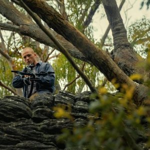 Apex: Taron Egerton punta l'arma