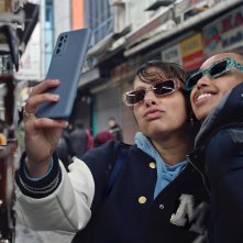 Brides - Giovani spose: Safiyya Ingar, Ebada Hassan mentre fanno un selfie