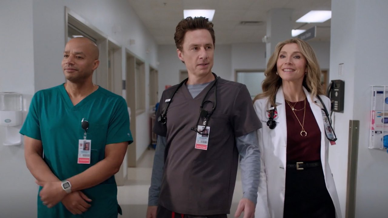 Scrubs, il creatore Bill Lawrence sul possibile rinnovo del reboot: "Stiamo tutti incrociando le dita"