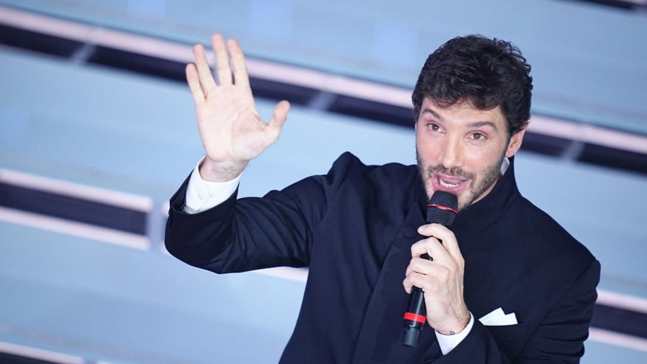 Le Iene stasera su Italia 1: Stefano De Martino parla di Sanremo e il caso David Rossi