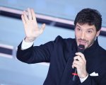 Le Iene stasera su Italia 1: Stefano De Martino parla di Sanremo e il caso David Rossi