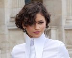 Zendaya conferma le nozze con Tom Holland indossando la fede alle sfilate di Parigi