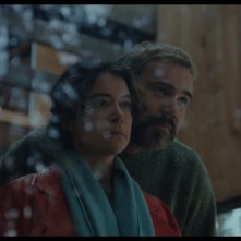 Keeper - L'eletta - Tatiana Maslany e Rossif Sutherland in un momento romantico