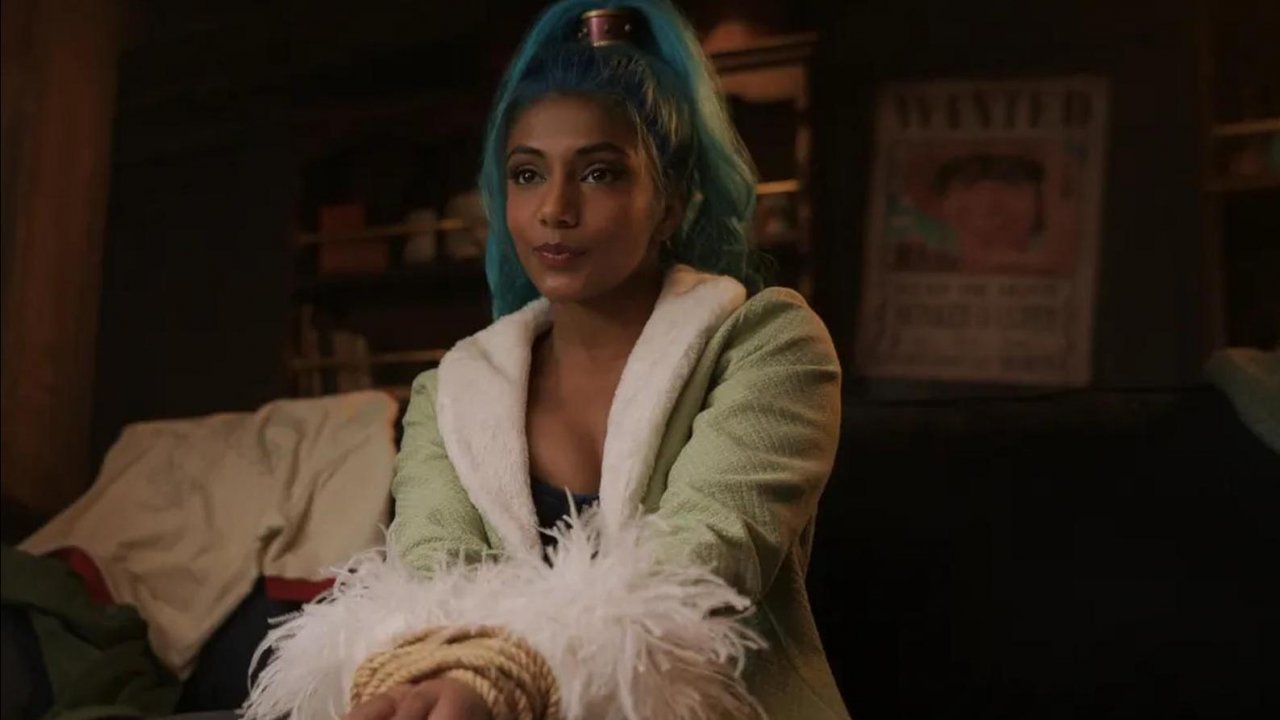 Charithra Chandran in una scena di One Piece 2