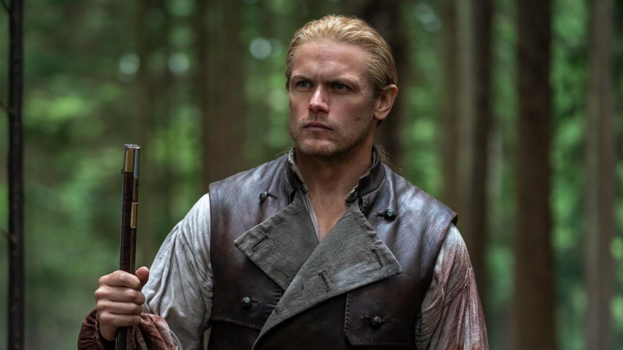 Sam Heughan in una scena di Outlander 8