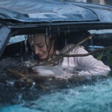 Thrash: Phoebe Dynevor bloccata in auto mentre tutto si sta allagando