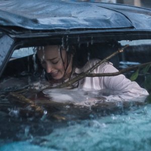Thrash: Phoebe Dynevor bloccata in auto mentre tutto si sta allagando