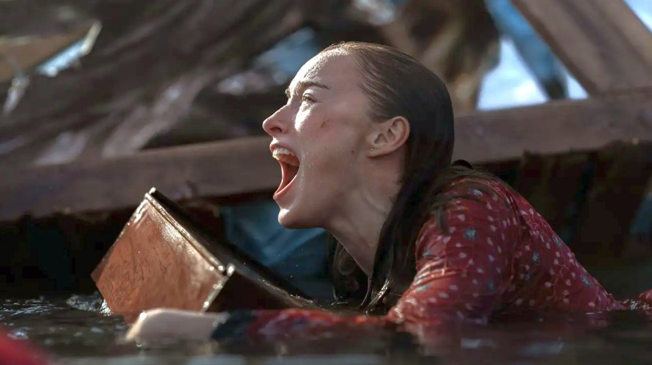 Thrash - Furia dall’oceano, recensione: tra disaster movie e squali nel thriller Netflix