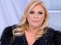 Uomini e Donne anticipazioni: Tina attacca Sara e lascia lo studio dopo la scelta