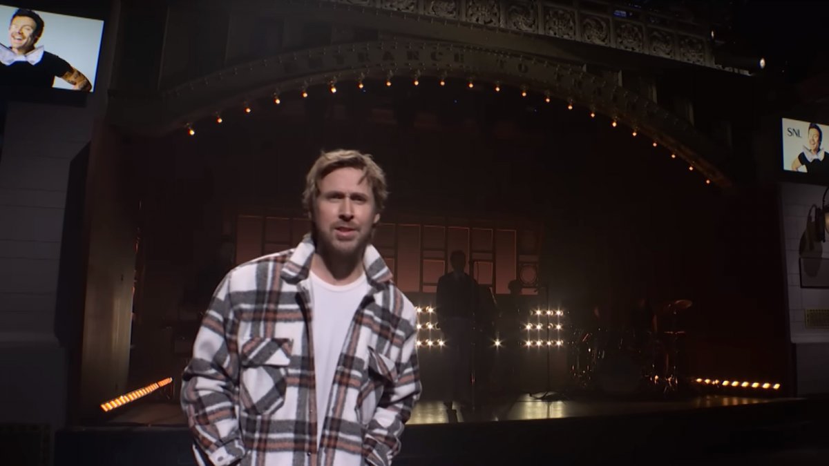 ryan gosling appare a sorpresa al snl per presentare harry styles da Movieplayer.it ryan gosling appare a sorpresa al snl per presentare harry styles
