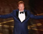 Oscar 2026: Conan O'Brien nel suo monologo di apertura ironizza su Chalamet, Epstein e Netflix