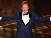 Oscar 2026: Conan O'Brien nel suo monologo di apertura ironizza su Chalamet, Epstein e Netflix