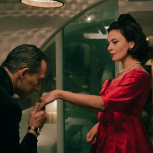 Gli occhi degli altri: Jasmine Trinca e Filippo Timi in un galante baciamano