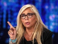 Domenica In, Mara Venier furiosa con Teo Mammucari: 'Sei un pirla'