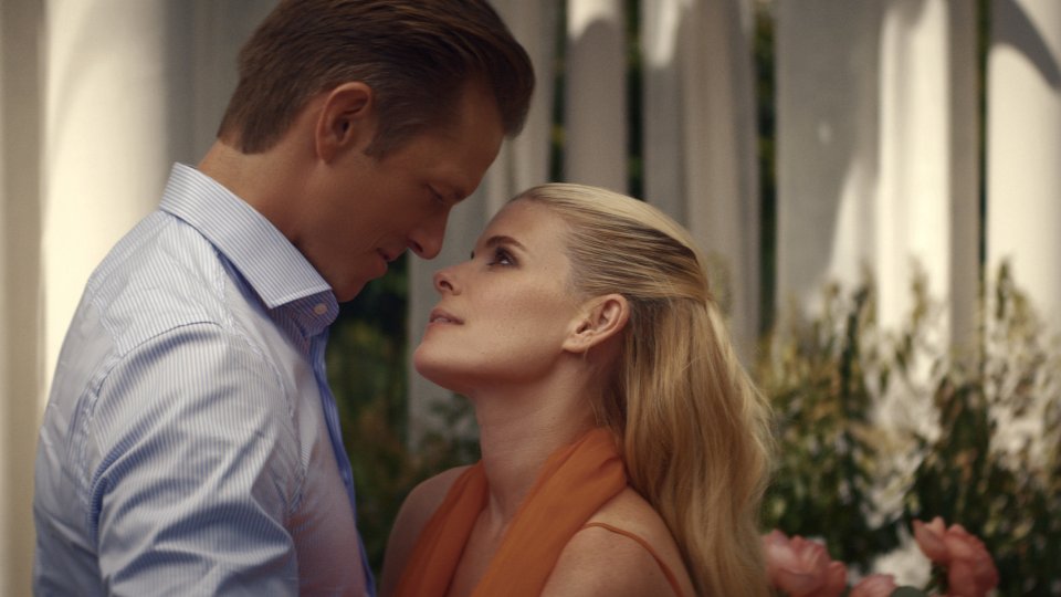 Imperfect Women Joel Kinnaman Kate Mara Scena Serie Tv Apple Tv