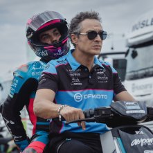 Idoli - Fino all'ultima corsa:  Óscar Casas e Claudio Santamaria in una scena