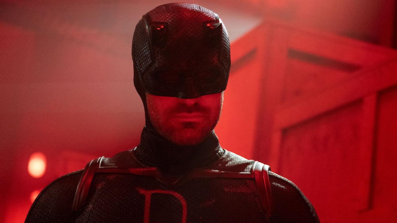 Charlie Cox in costume in una scena di Daredevil: Rinascita 2