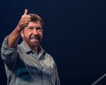 Chuck Norris: Sylvester Stallone, Jean-Claude Van Damme e il mondo di Hollywood ricordano la star