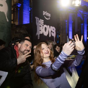 Colby Minifie con I fan alla premiere romana di The Boys 5