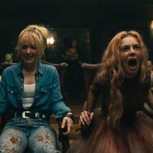 Finché morte non ci separi 2: Samara Weaving e Kathryn Newton in un momento del film