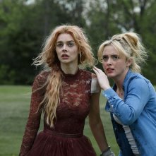 Finché morte non ci separi 2: Samara Weaving e Kathryn Newton in un'immagine