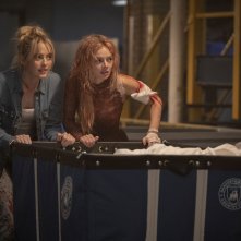 Finché morte non ci separi 2: Samara Weaving e Kathryn Newton in una scena