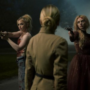 Finché morte non ci separi 2: Samara Weaving e Kathryn Newton in una sequenza