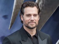 Highlander: le foto di Henry Cavill svelano una ferita sospetta, cosa succede all'Immortale?