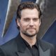 Highlander: le foto di Henry Cavill svelano una ferita sospetta, cosa succede all'Immortale?